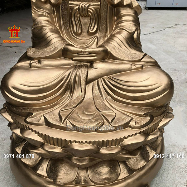 Tượng Phật được đúc theo thế ngồi trên tòa hoa sen vô cùng đẹp